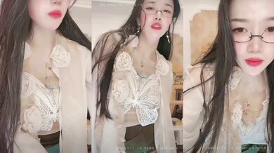 稀有玩法，穿着牛仔裤户外喷尿直播间上演喷泉，为什么她这么浪还这么多淫水！表面女神私下是喷水小淫娃！(2)